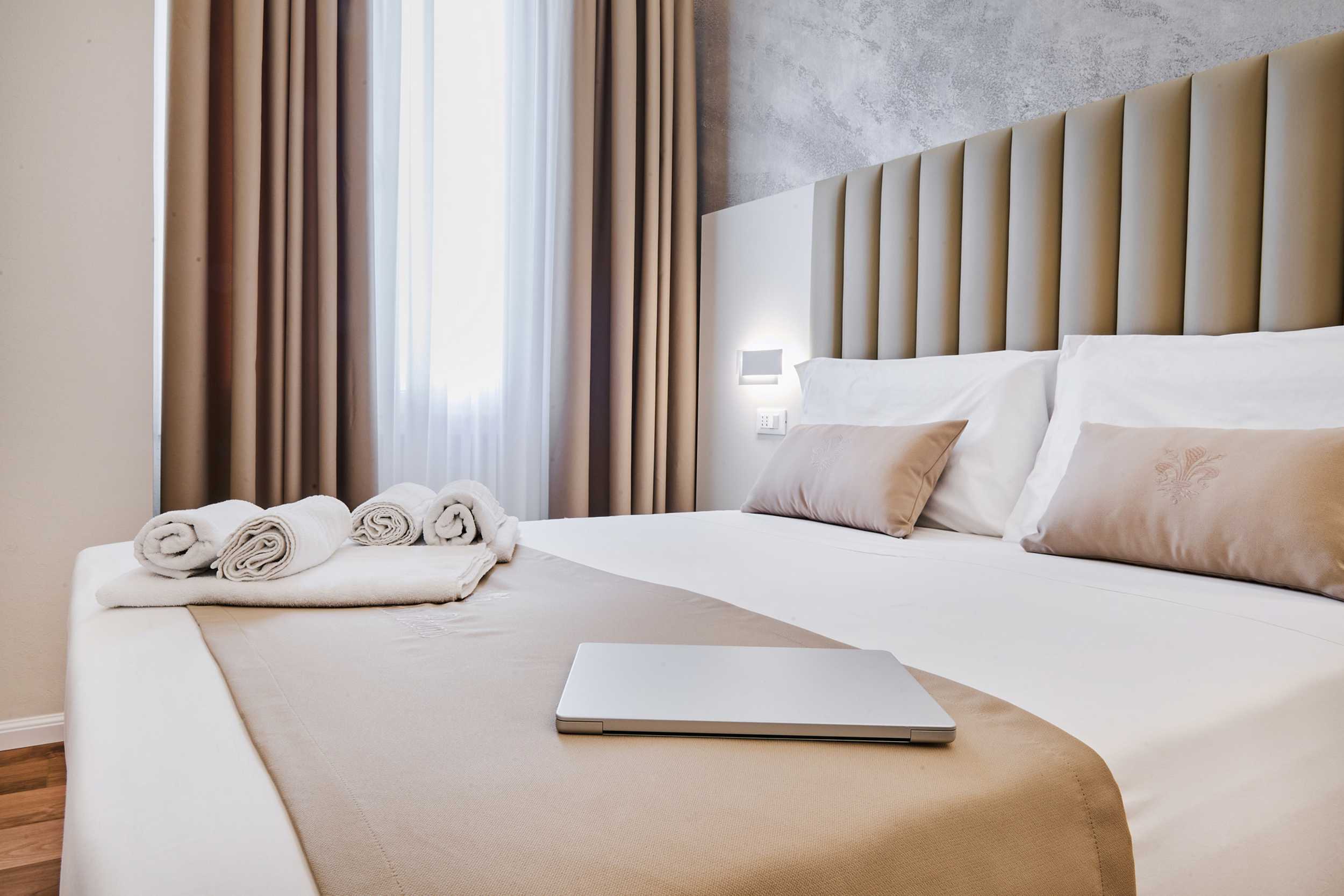 Double room at Florence Medali Rooms with towels and modern design