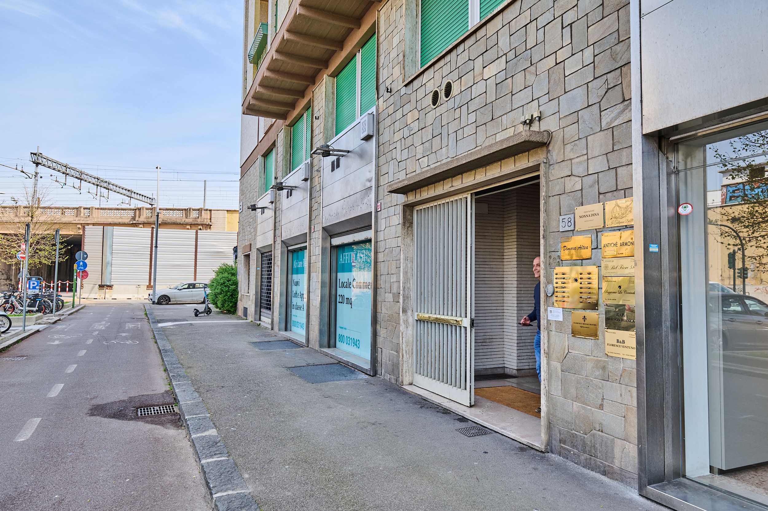Entrance of Florence Medali Rooms with a view of the side street and the nearby stationIngresso Florence Medali Rooms con vista su via laterale e stazione
